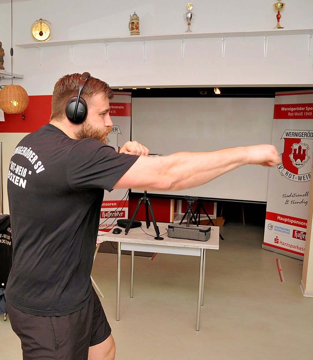 Boxtrainer Christian Lange vom Wernigeröder SV Rot-Weiß präsentiert für den Online-Kurs während der Corona-Zwangspause die Übungen live vor der Kamera.