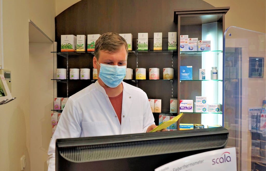In der Adler-Apotheke in Salzwedels Neuperverstraße gibt Mitarbeiter Gregor Roth die Daten aus dem Impfausweis für den Impfpass in den Computer ein. Das sollte sich als schwierig gestalten, denn der Server war am Vormittag aufgrund der hohen Nachfrage überlastet.