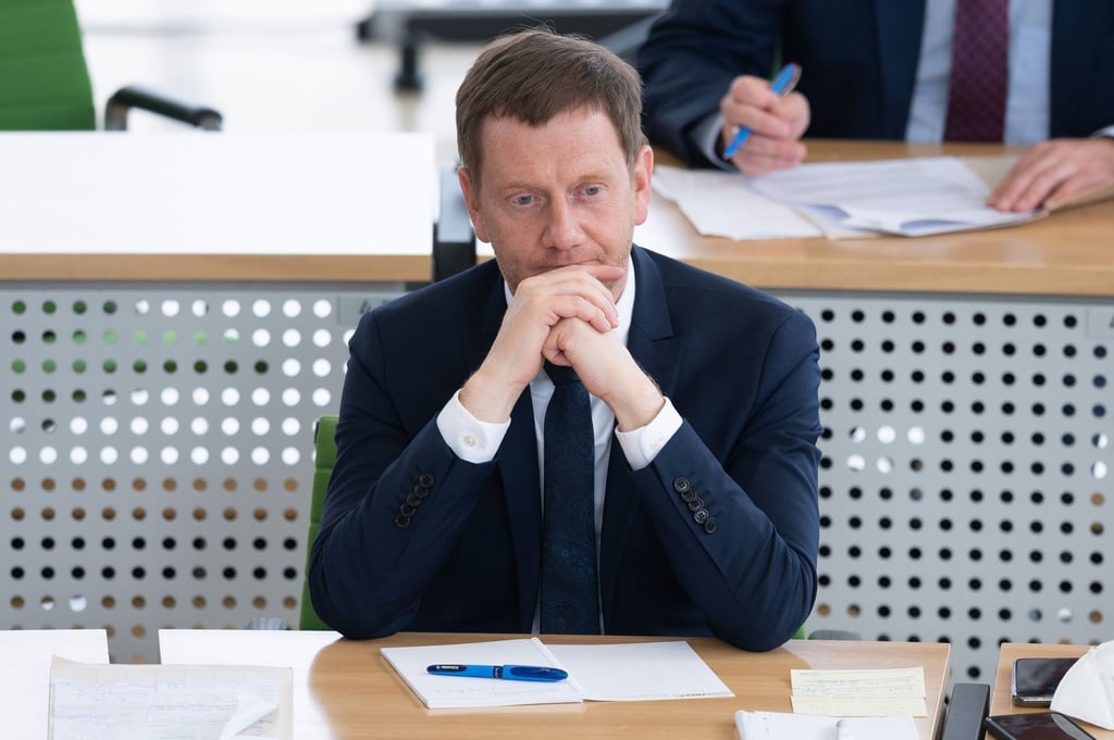 Michael Kretschmer (CDU), Ministerpräsident von Sachsen, nimmt im Plenum an einer Sitzung teil.