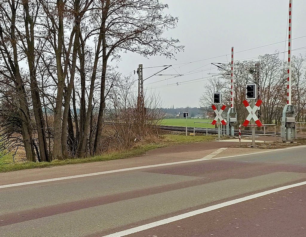 Vom Bahnübergang bei Heyrothsberge, an der Bundesstraße 1, soll die Gewerbestraße zum Gewerbegebiet Königsborn führen.