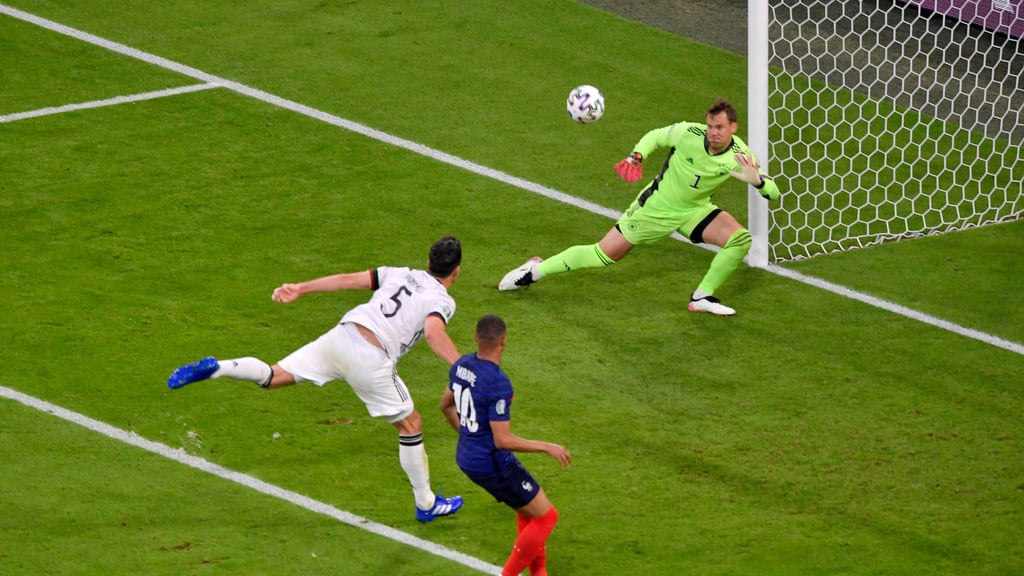 Da war es passiert: Mats Hummels will klären und schießt den Ball ins eigene Tor, Manuel Neuer ist machtlos.