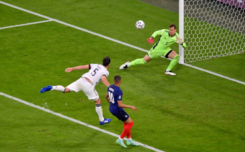 Da war es passiert: Mats Hummels will klären und schießt den Ball ins eigene Tor, Manuel Neuer ist machtlos.