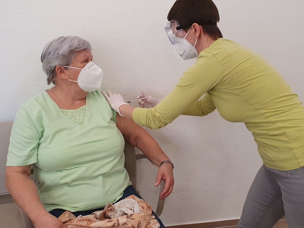Die neue Impfstelle in Havelberg dürfte die Hausärzte entlasten. Hausärztin Alexandra Schäfer hat hier vor einigen Wochen Rosemarie Hauke die erste Schutzimpfung gegen das Coronavirus gegeben.