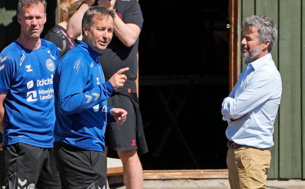 Kronprinz Frederik von Dänemark (r.) mit Dänemarks Träner Kasper Hjulmand (m.) beim Training der dänischen Nationalmannschaft.