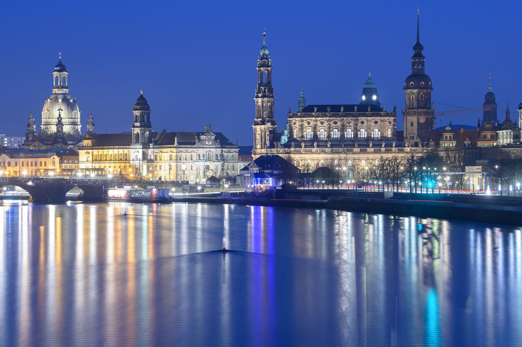 Blick am Abend von der Marienbrücke auf die Dresdner Altstadtkulisse an der Elbe.