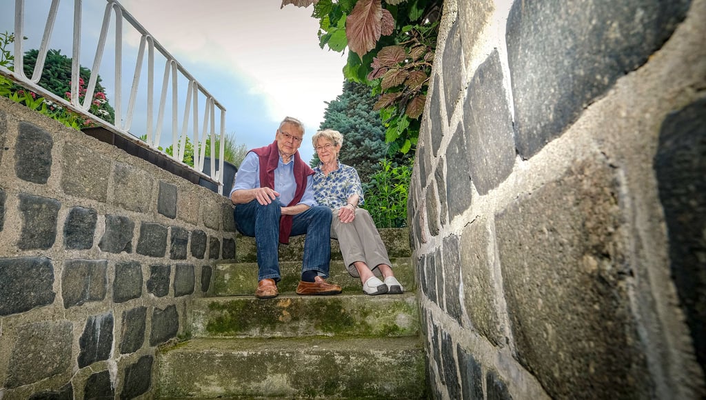Karin und Hans-Dieter Wöllenweber leben in einem Haus, das eine Mauer aus Pflastersteinen aus der alten Dessauer Straße hat.