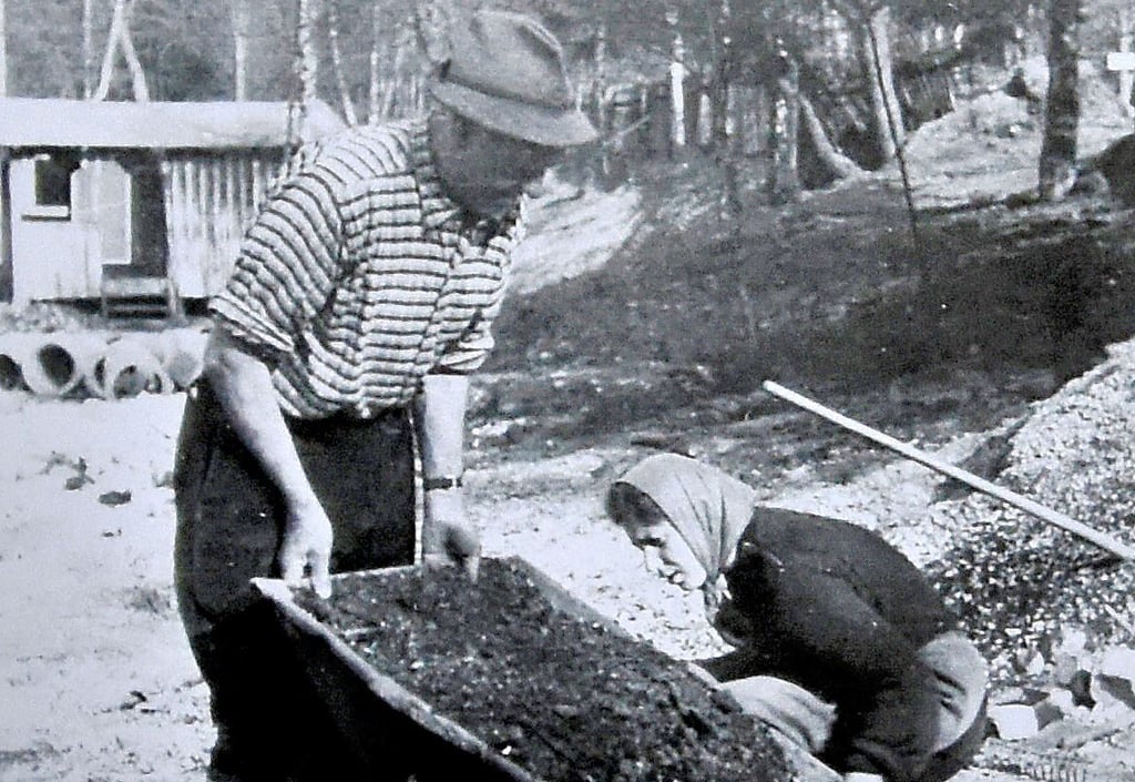 Christa Schröder und Karl Böhnstedt haben Erde für die Liegewiese aufgeschüttet.