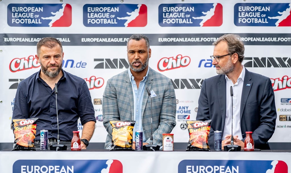 Zeljko Karajica (l-r), Manager, Patrick Esume, Trainer und Alexander Rösner, Sportchef von ran.