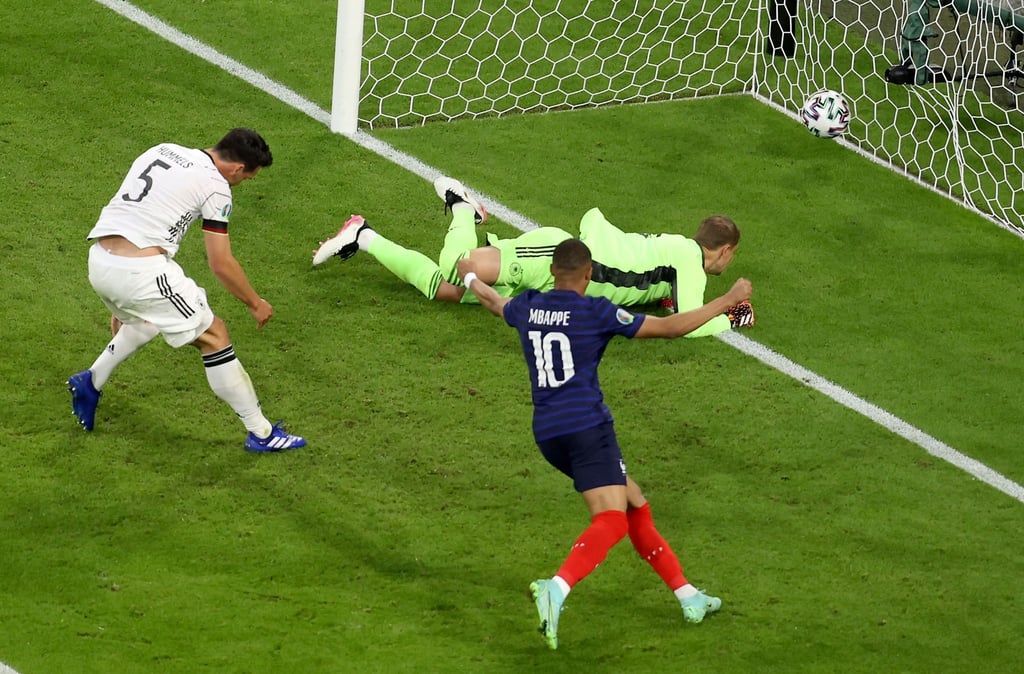 Mats Hummels (l) hadert mit seinem Eigentor.