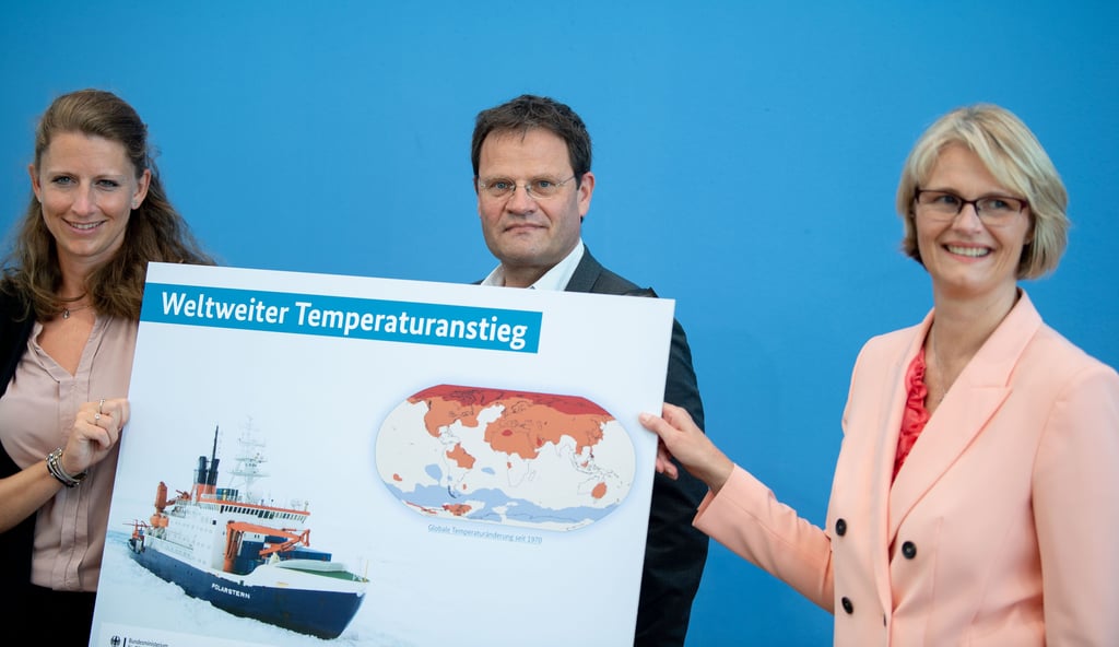 Anja Karliczek (r., CDU), Bundesministerin für Bildung und Forschung, Markus Rex (M.), Atmosphärenphysiker und Leiter der Expedition MOSAiC, Alfred-Wegener-Institut, und Stefanie Arndt, Meereisphysikerin und Expeditionsteilnehmerin vom Alfred-Wegener-Institut, zu Beginn der Pressekonferenz.