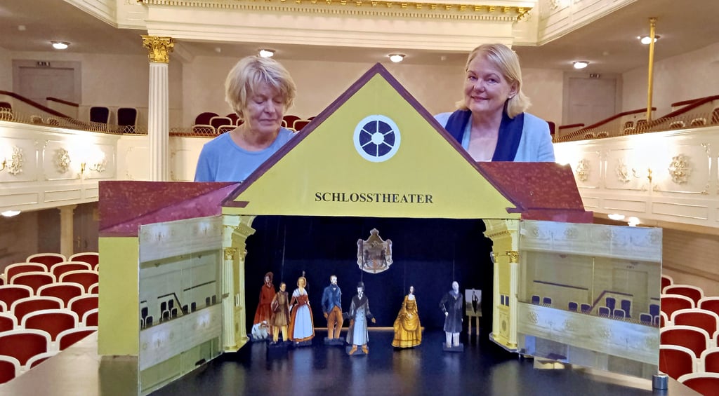 Rita Gluth (l,) und Bettina Fügemann spielen ein Stück für das Papiertheater.
