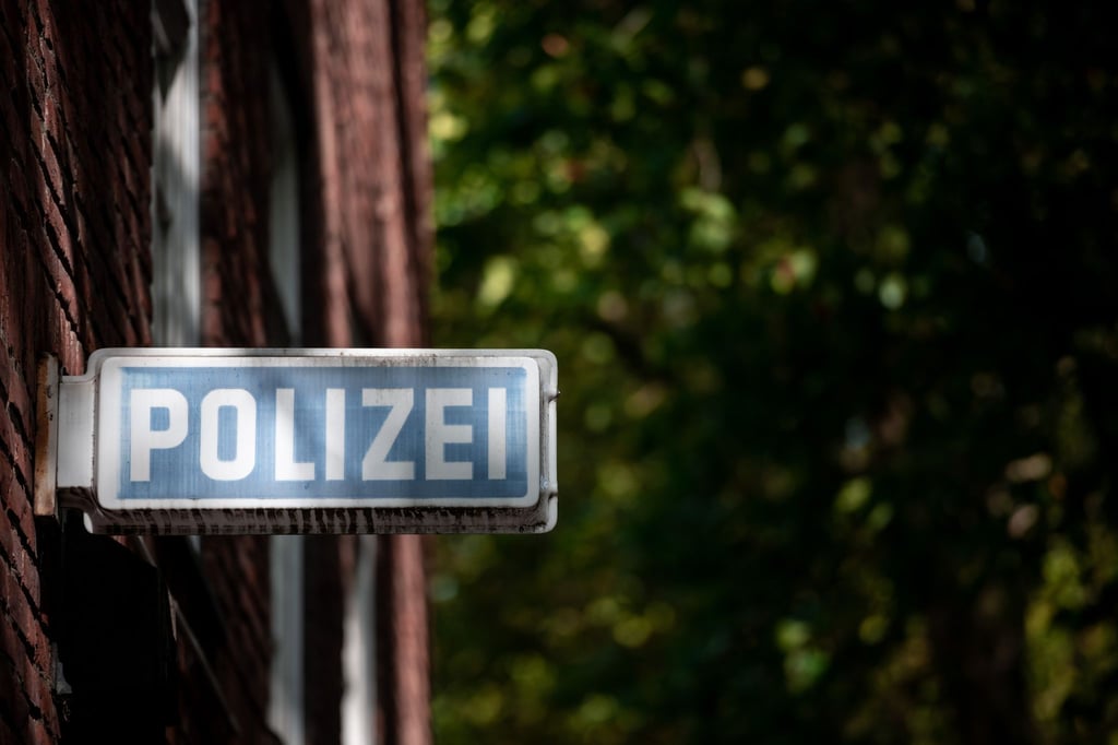 Ein Schild, auf dem „Polizei“ steht, hängt an einer Wache.