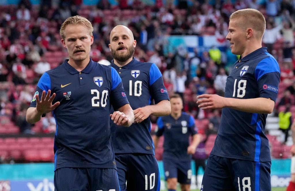 Joel Pohjanpalo (l) will mit Finnland ins EM-Achtelfinale.