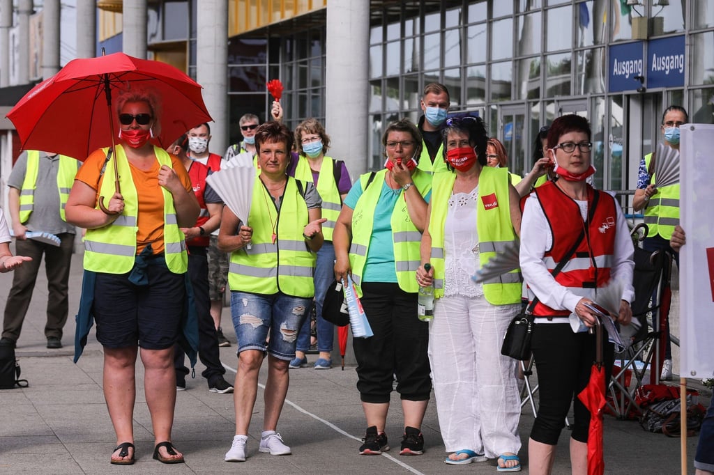Mitarbeiter des Einzelhandels beteiligen sich am Warnstreik.