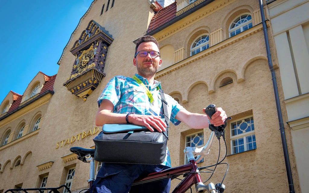 Uwe Bornschein führt geschichtsinteressierte Gäste auf einer Fahrradtour zur Moderne durch die Saalestadt.