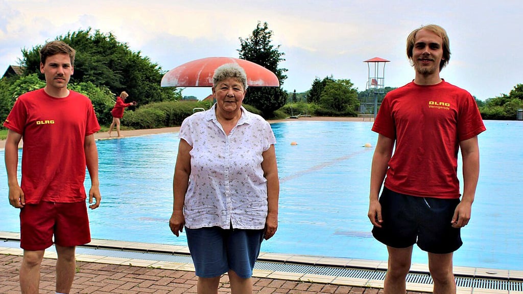 Heidi Duhme hat die Verantwortung für das Freibad an Enno Boks (links) und Sören Frömer übergeben.