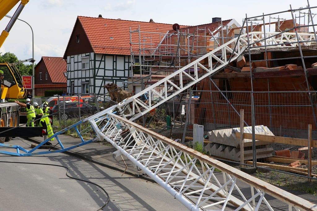 Ein Baukran liegt auf der Durchfahrtsstraße im Göttinger Stadtteil Esebeck.