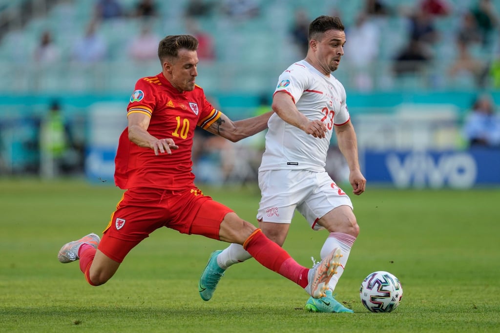 In der Schweiz gibt es Diskussionen um die Auswechslung von Xherdan Shaqiri (r).
