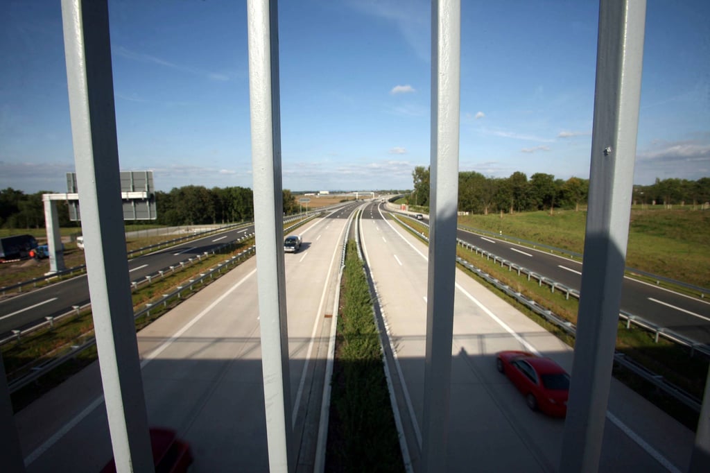 Das Geländer einer Autobahnbrücke (Symbolbild)