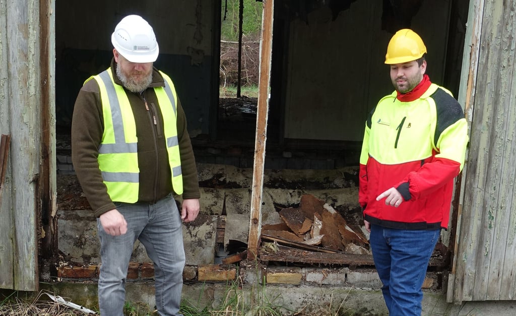 Marcus Gloeckner und Andy Günther (von links) bei der Baracke, die abgerissen wurde.