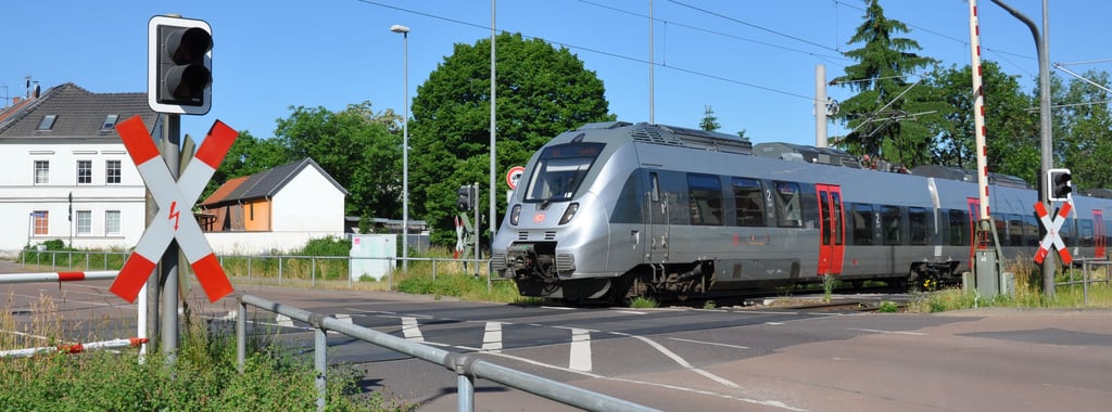An mehreren Bahnübergängen wie hier in der Kastanienallee in Zerbst schlossen seit Freitagnachmittag plötzlich die Schranken nicht mehr.