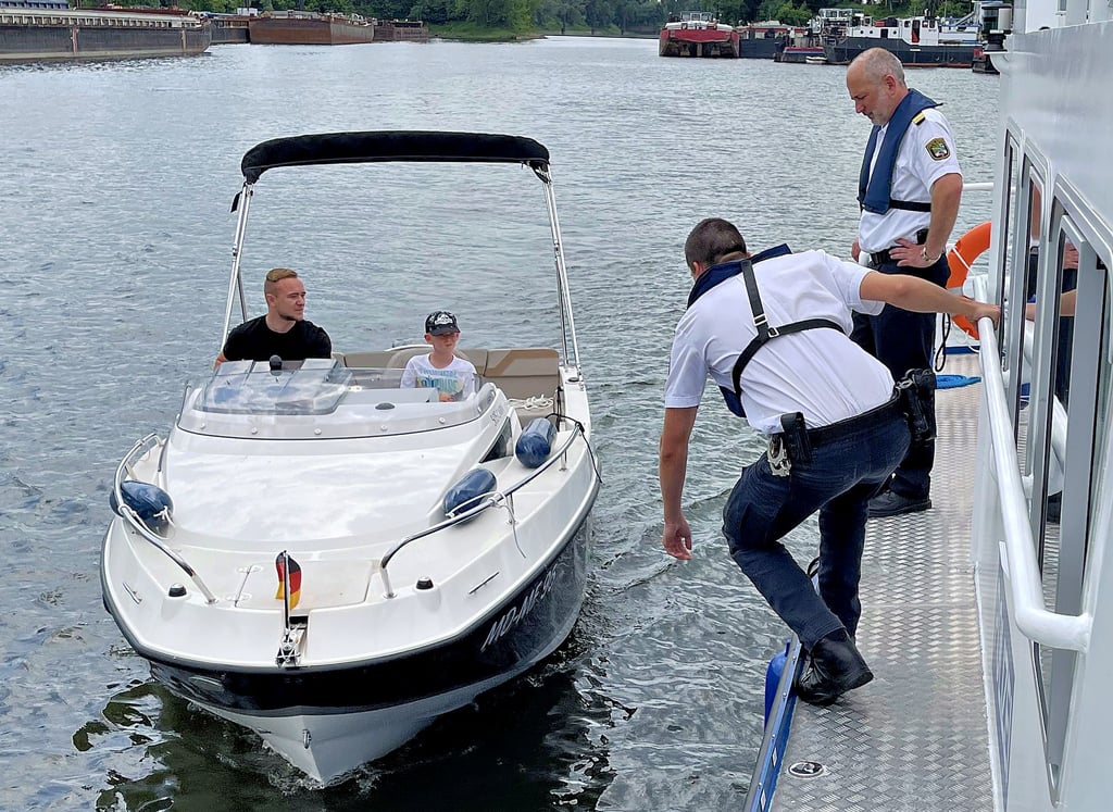Die Beamten der Wasserschutzpolizei kontrollieren ein Sportboot. Der 25-jährige Matthias Franzke unternimmt mit seinem zehnjährigen Neffen eine Spritztour. An Bord ist bei ihnen alles in Ordnung.