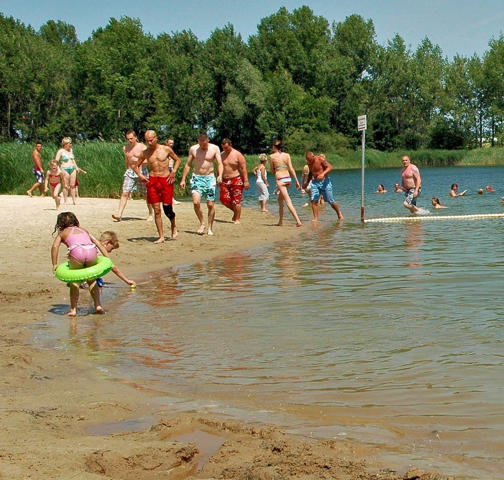 Am Albertinesee können sich große und besonders auch kleine Wasserratten wohlfühlen. Der See ist eine von sechs Badestellen im Salzlandkreis, die EU-Standards erfüllen und hinsichtlich ihrer Wasserqualität gute Noten einfahren.