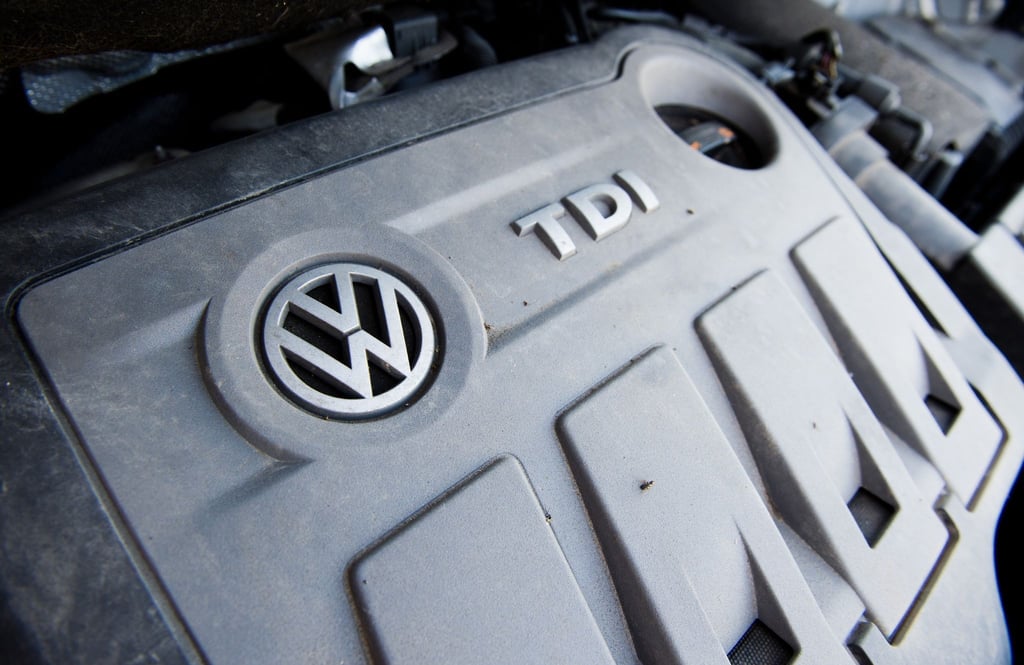 Ein Volkswagen Touran mit einem vom Abgas-Skandal betroffenen 2.0l TDI Dieselmotor vom Typ EA189.