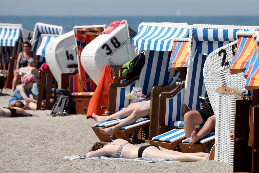 Zahlreiche Menschen genießen das Schöne Wetter am Ostseestrand.