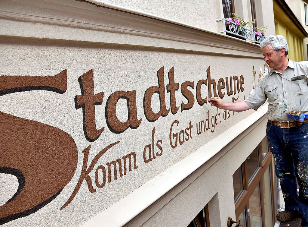 Auch die Fassade der Köthener Gaststätte „Stadtscheune“ hat Steffen Rogge verschönert.