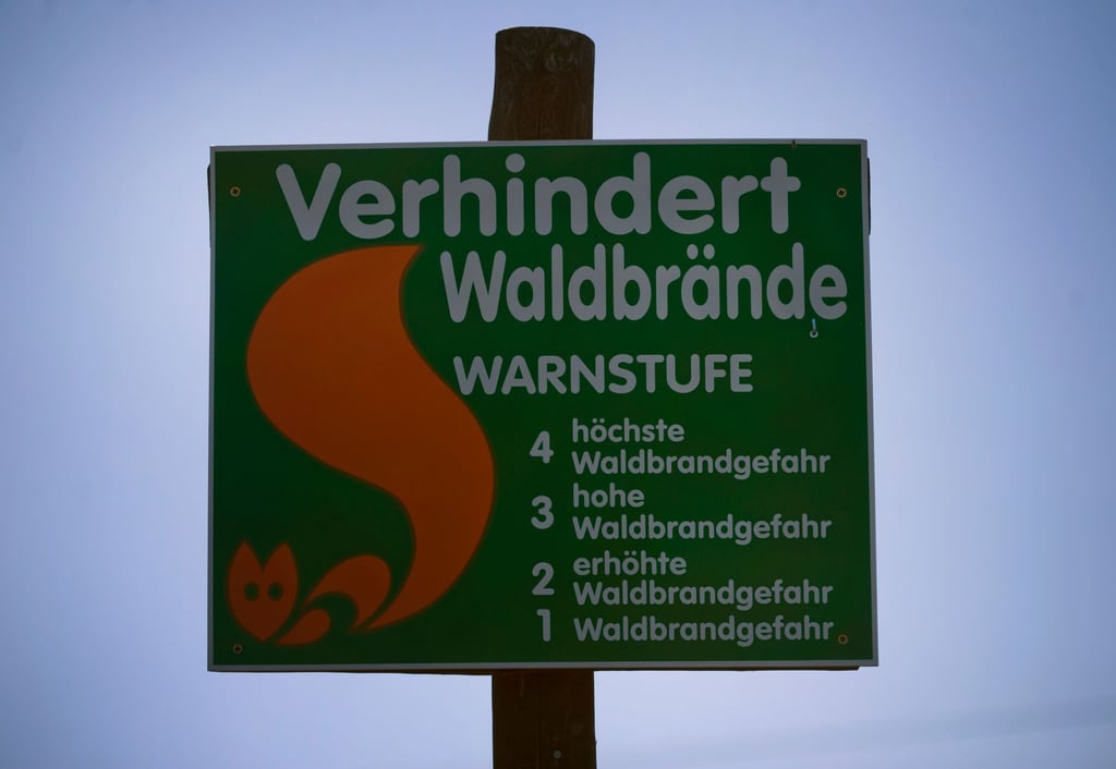 Der Deutsche Wetterdienst bewertet das Waldbrandrisiko in Stufen. Bei starkem Risiko darf die Forstbehörde sogar ein Betretungsverbot verhängen.