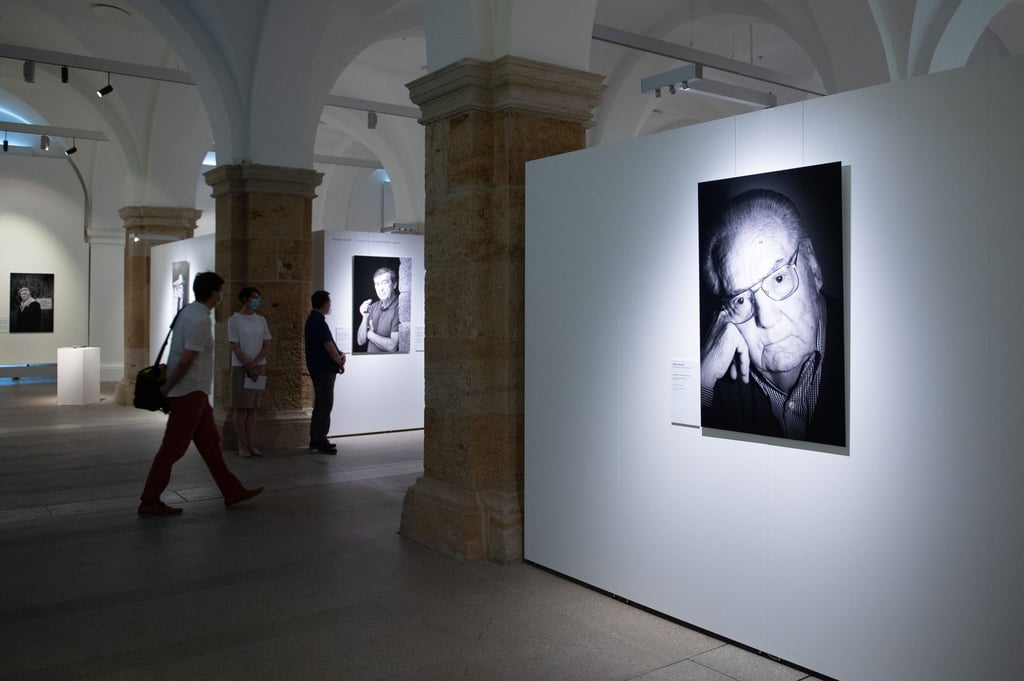 Teilnehmer gehen im Rahmen eines Presserundgang durch die Ausstellung „KZ überlebt - Porträts von Stefan Hanke“ im Militärhistorischen Museum der Bundeswehr.