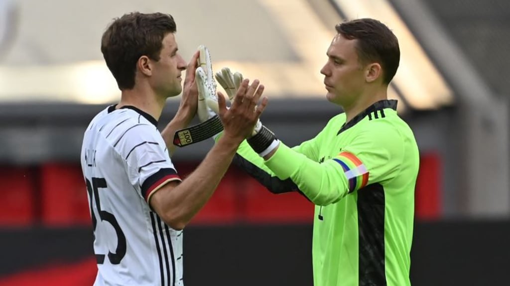 Manuel Neuer zeigt beim ersten EM-Spiel gegen Frankreich Haltung, er trägt eine Armbinde in Regenbogenfarben