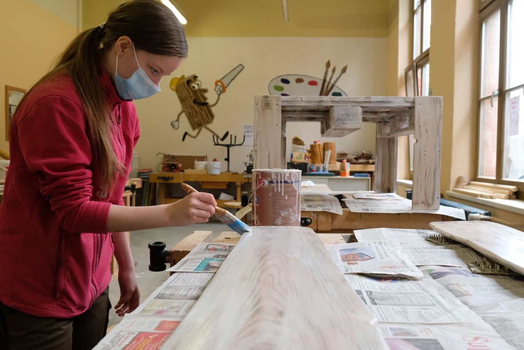 Leandra Becker aus Benneckenstein beim Streichen von künftigen Blumenbänken in der Malerwerkstatt des Jugend-Projektes Stabil Harz in Blankenburg.