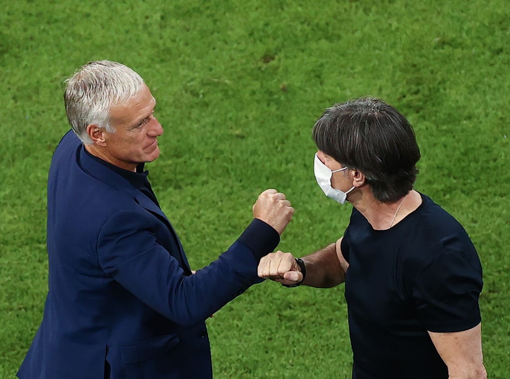 Bundestrainer Joachim Löw (r) gratuliert Frankreich-Coach Didier Deschamps zum Sieg.