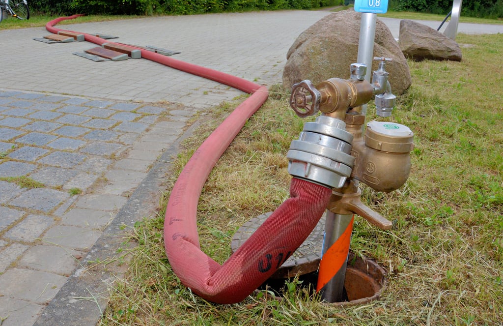 Wasser floss aus einem Unterflur-Hydranten in das Schwimmerbecken des Klötzer Waldbades.