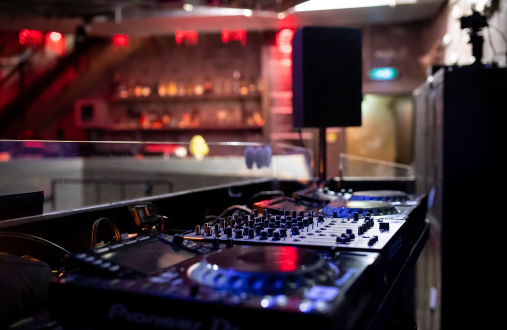 Während am Freitag, 11. Juni 2021, ein DJ-Team am Großen Schachtsee in Wolmirsleben auflegte, soll es zu den Szenen gekommen sein, weshalb der Partyveranstalter jetzt ein Bußgeldverfahren am Hals hat.