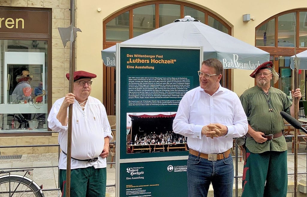 Das Stadtfest ist zwar ausgefallen, aber eine Ausstellung befasst sich mit „Luthers Hochzeit“. Eröffnet hat diese am Sonnabend Oberbürgermeister Torsten Zugehör in Begleitung der historischen Stadtwache.