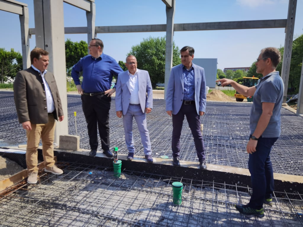 Baustellenbesichtigung am Neubau der Rettungswache mit Landtagsmitglied Alexander Räuscher (CDU), Blankenburgs Bürgermeister Heiko Breithaupt (CDU), dem Eigenbetriebsleiter Rettungsdienst Michael Werner, Landrat Thomas Balcerowski (CDU) und Bauleiter Sven Ungethüm (von links).