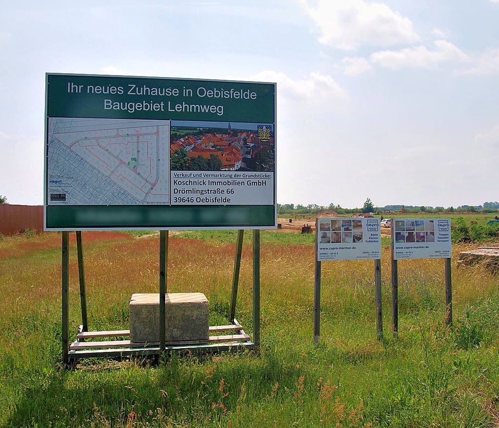 Informationen und Kontaktdaten für das neue Baugebiet am Lehmweg in Weddendorf liefern mehrere Info-Tafeln für Bauwillige. Doch noch ist nicht viel zu sehen.