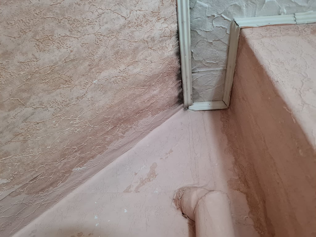 Im oberen Geschoss hängt an vielen Oberkanten der Schimmel.