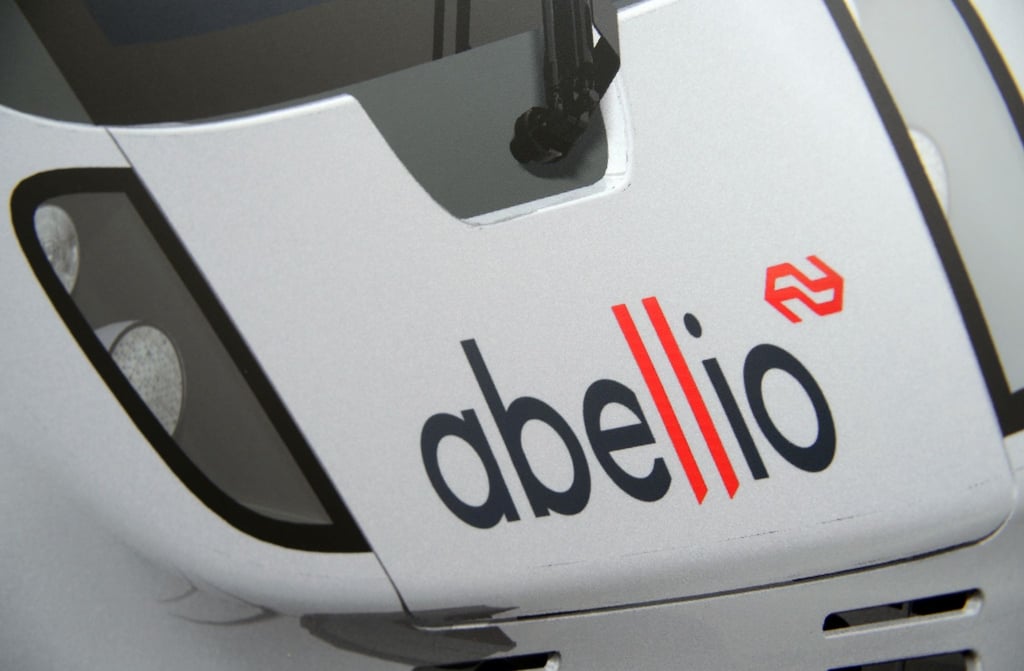 Das Firmenlogo des Verkehrsunternehmens Abellio ist zu sehen.