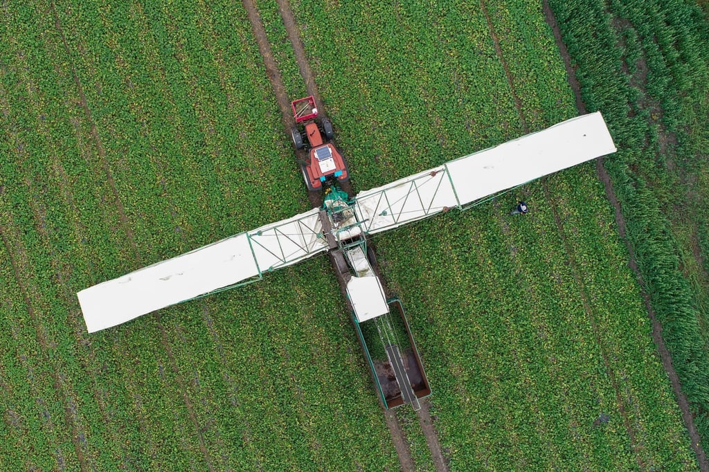 Ein sogenannter Gurkenflieger steht auf einem Feld.
