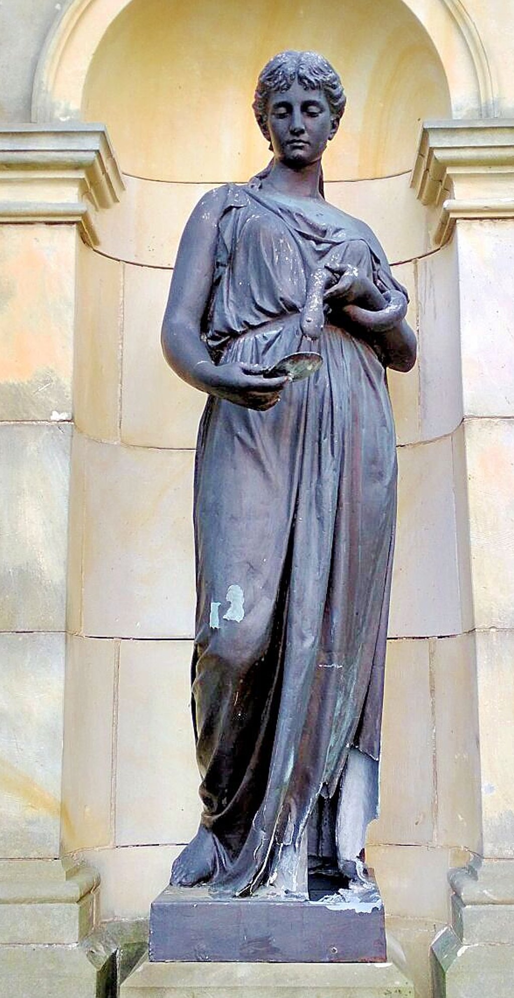 Der Fuß der Figur wurde im Oktober beschädigt.