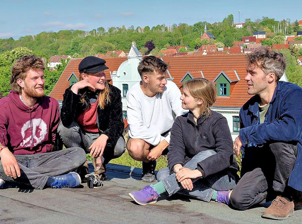 Die Fotografiestudenten Ludwig Kloiber, Zoe Haufler, Louis Rohmer, Nea Gumprecht und Florian Merdes (v.li.) haben Land und Leute in und um Hettstedt für ein Projekt fotografiert.