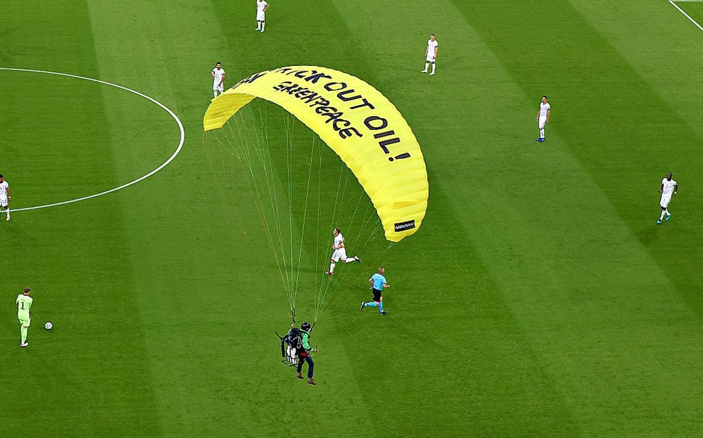 Kurz vor dem Anpfiff des EM-Spiels in München sorgte am Montagabend eine verunglückte Aktion eines Greenpeace-Aktivisten für Aufsehen: der Mann stürzte mit einem Fallschirm in die Arena.