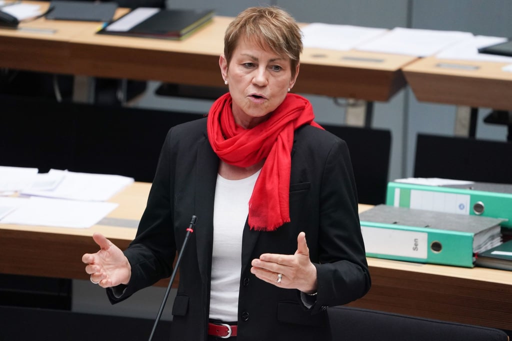 Elke Breitenbach (Die Linke), Sozialsenatorin, spricht.