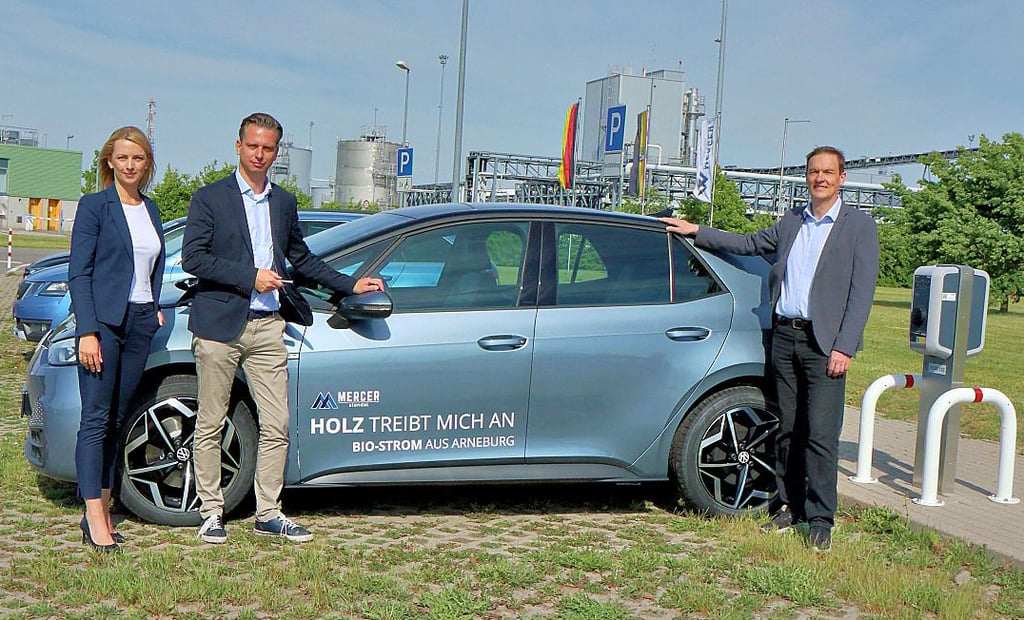 Anne Isensee (von links) und Christian Zierau übergeben den neuen Volkswagen ID.3 an Mercer-Chef André Listemann.