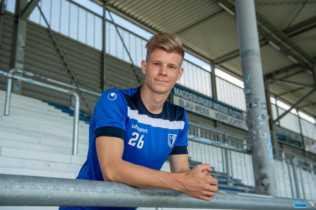Luca Schuler posiert schon für den FCM in der MDCC-Arena.