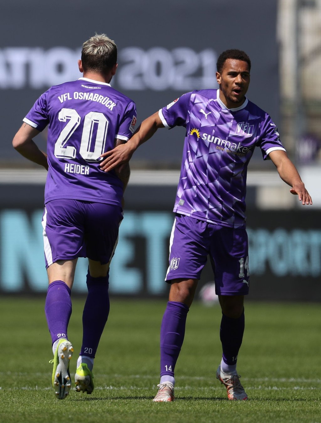 Osnabrücks Torschützen Marc Heider (l-r) und Etienne Amenyido klatschen sich ab.